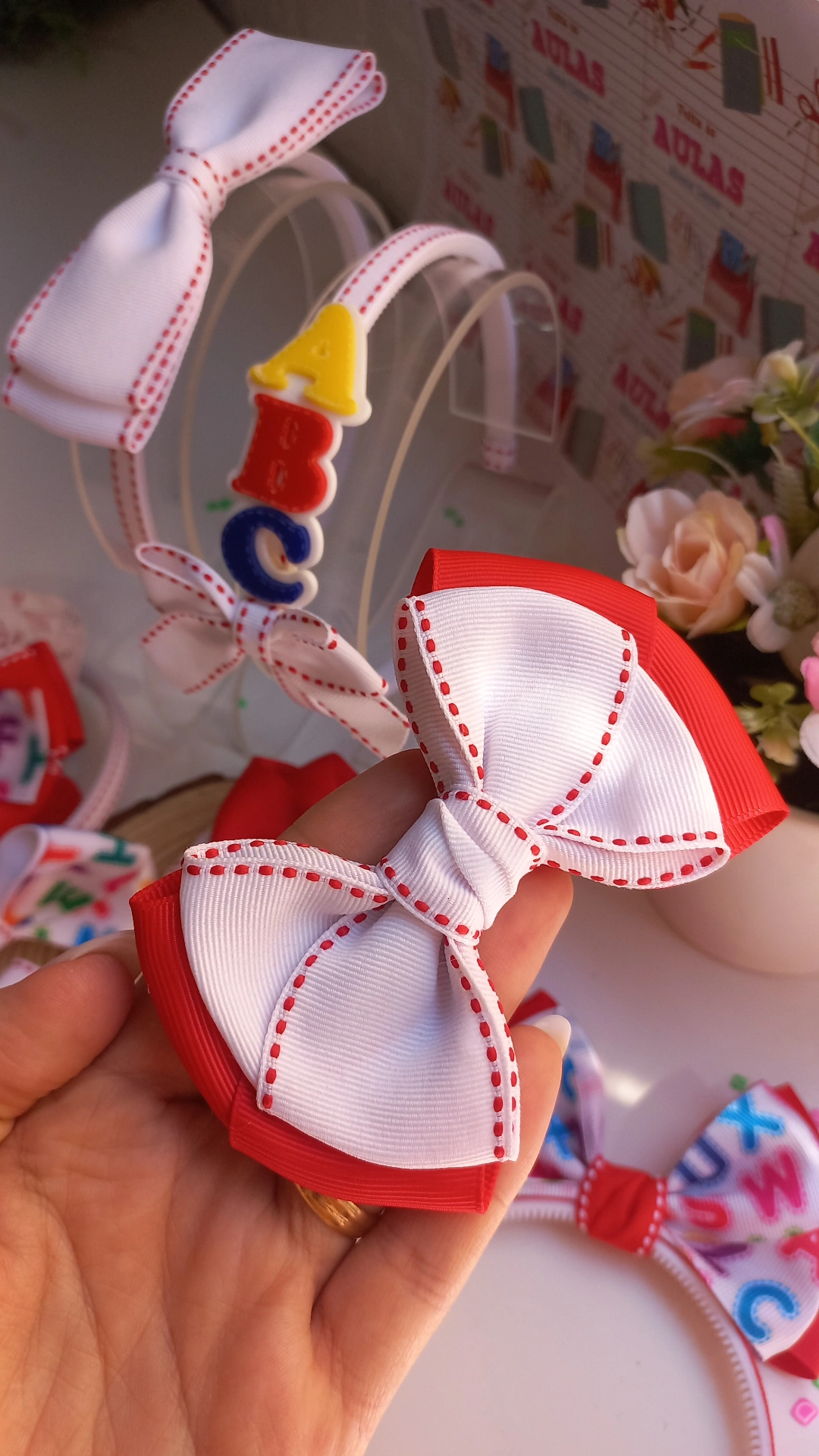 LAÇO ESCOLAR (BRANCO E VERMELHO)