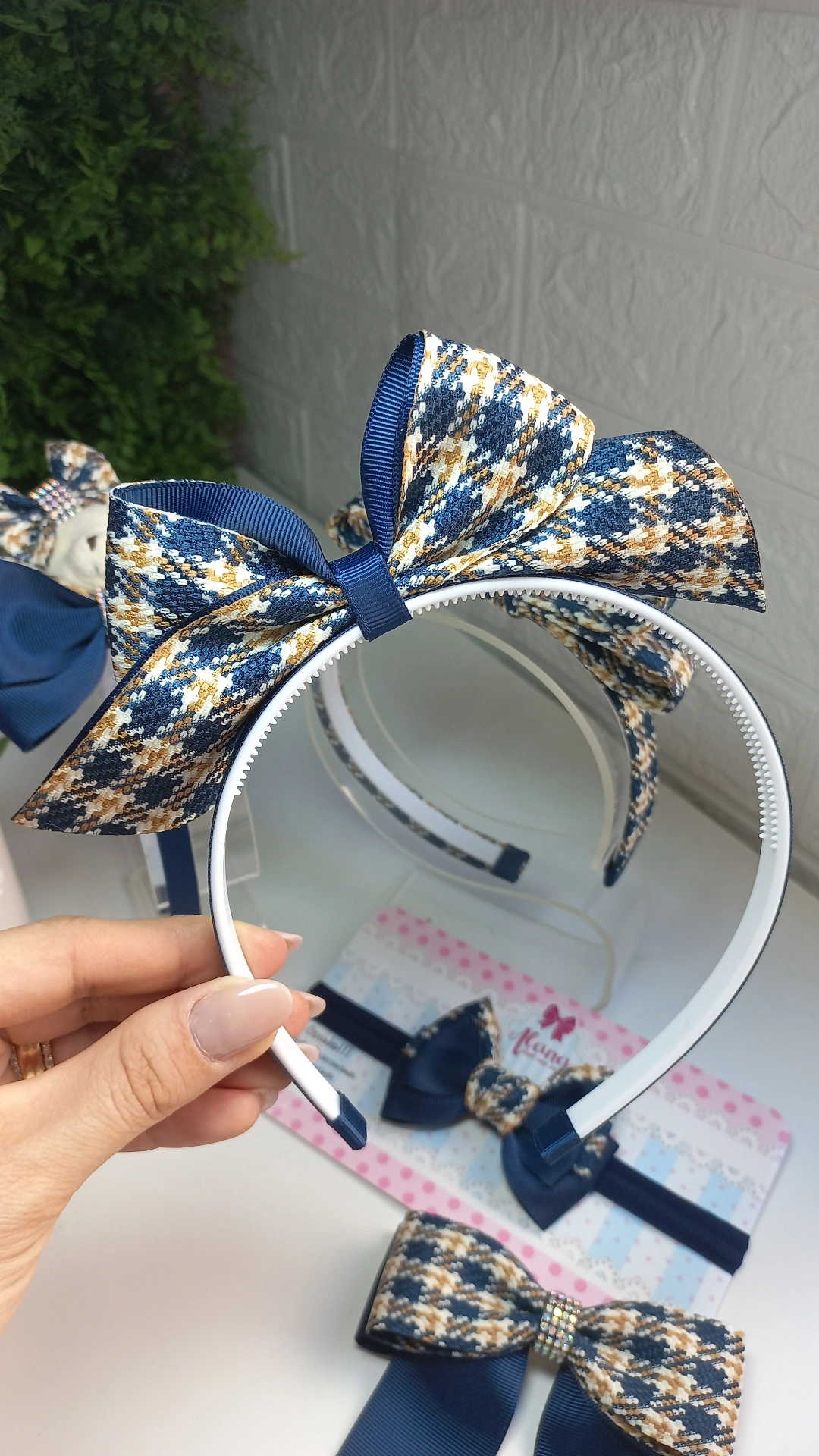 TIARA EM PÉ AZUL MARINHO ESTAMPADO