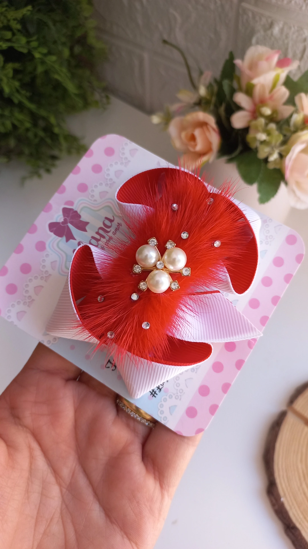 LACINHO NO BICO DE PATO VERMELHO E BRANCO