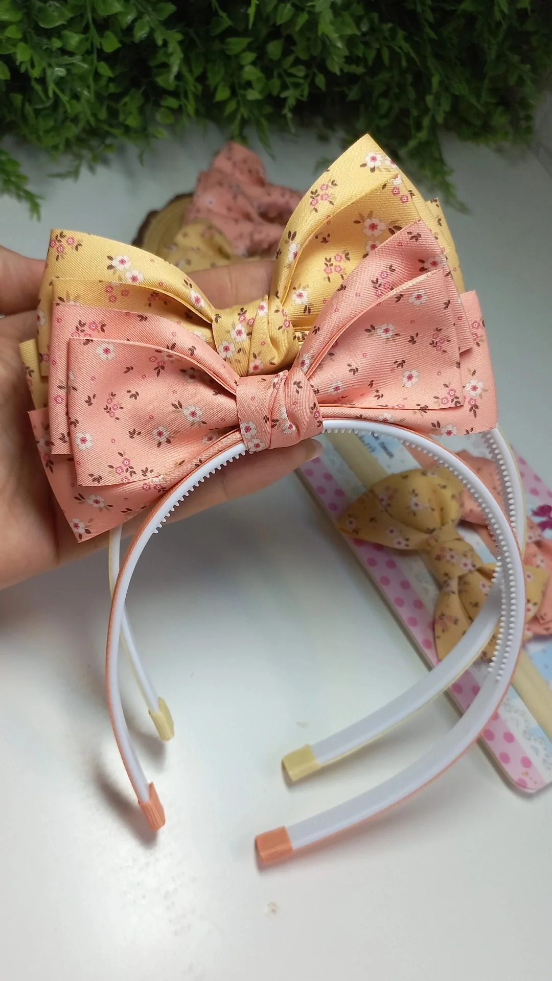 TIARA FLORES EM PÉ.