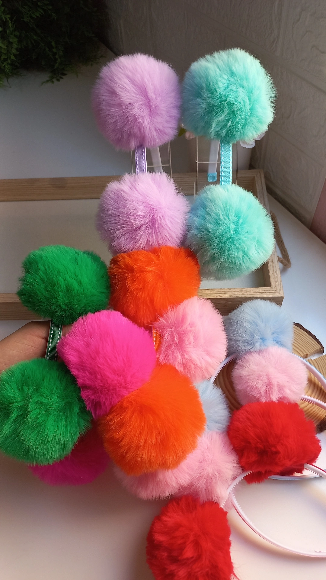 TIARA POMPOM