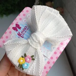 LAÇO NA PRESILHA BRANCO COM FLORES