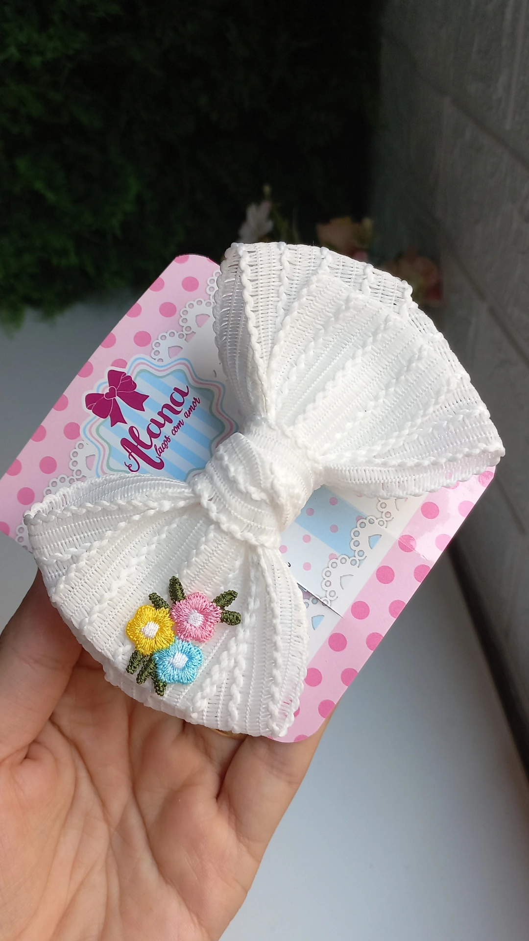 LAÇO NA PRESILHA BRANCO COM FLORES