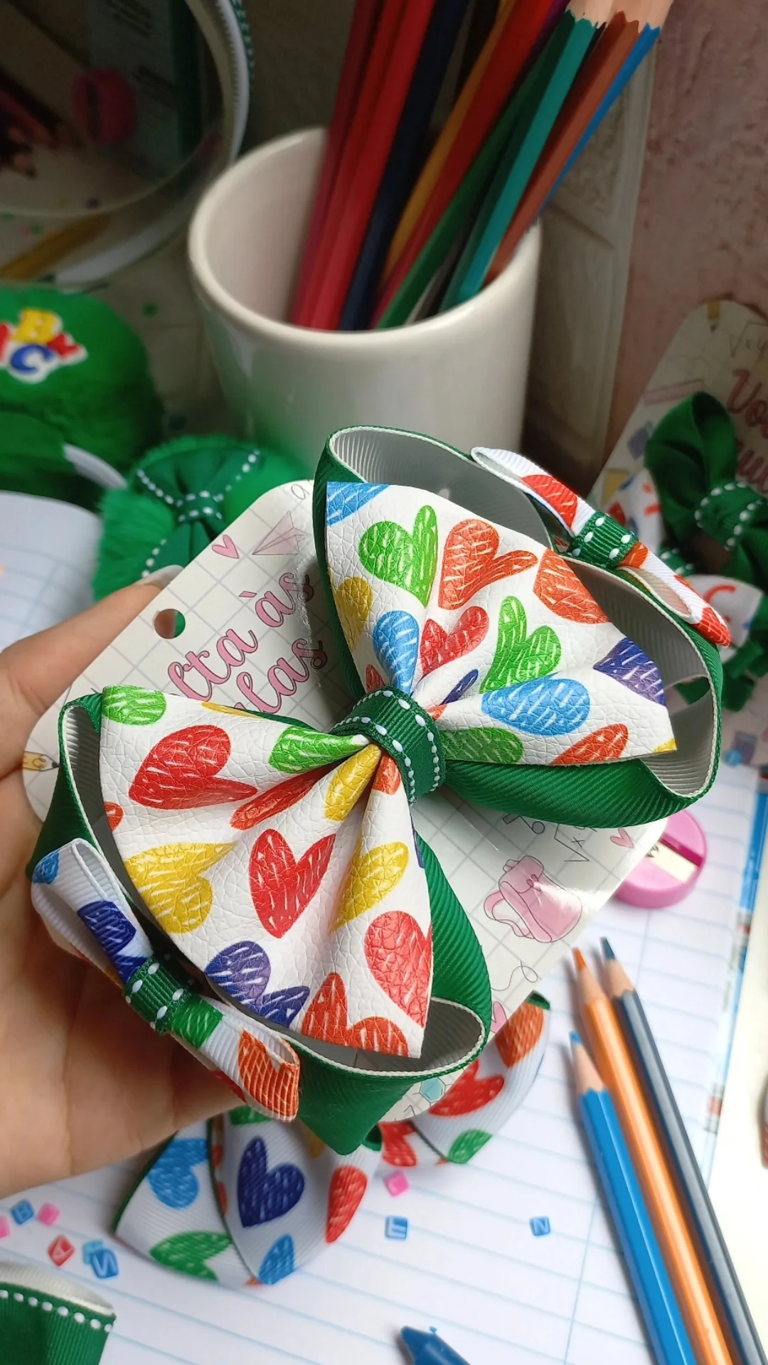 LAÇO ESCOLAR CORAÇÃO ( INFORMAR A COR DO UNIFORME )