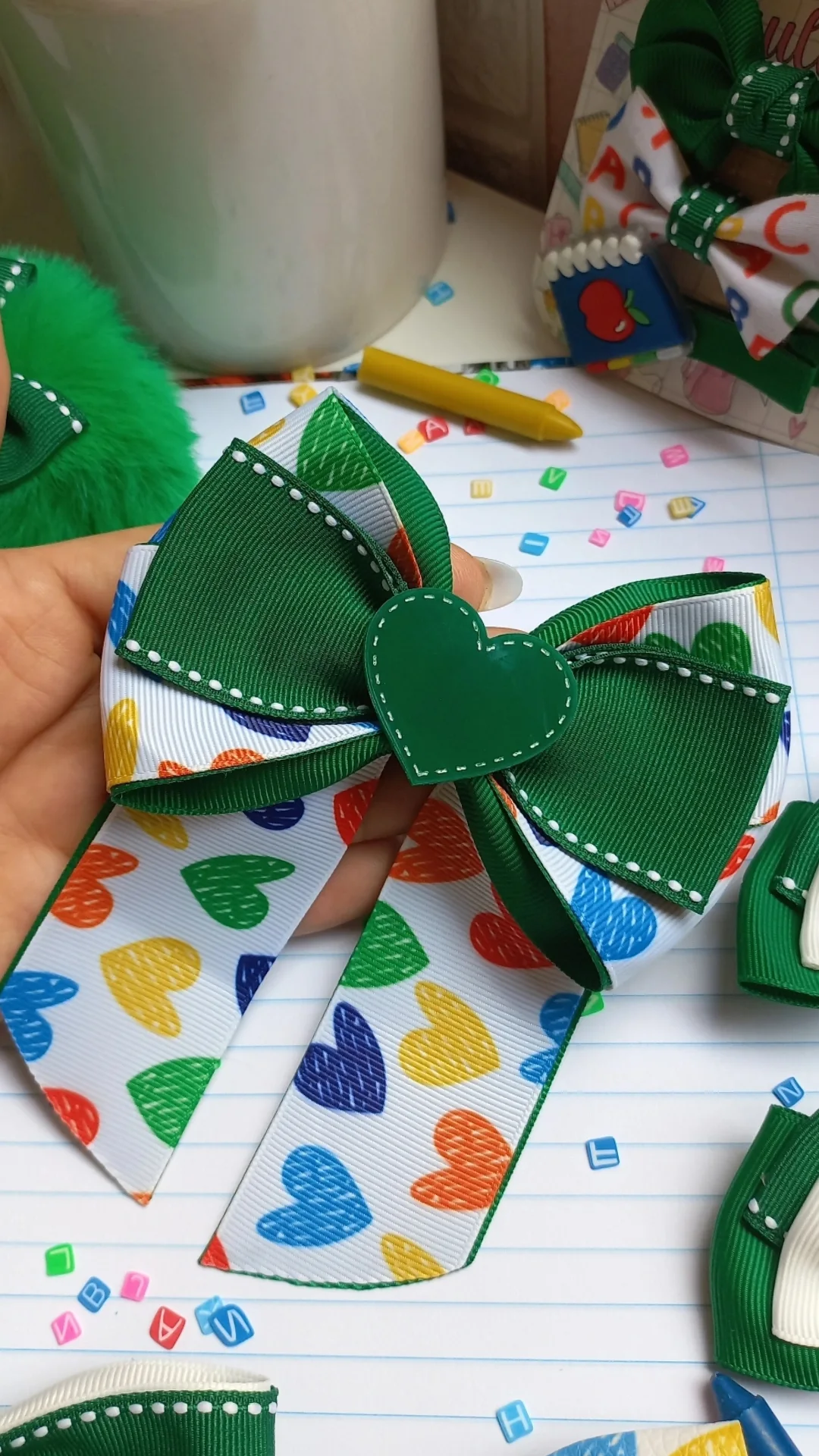 LAÇO ESCOLAR CORAÇÃO ( INFORMAR A COR DO UNIFORME )